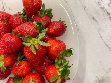 Kırsal ahşap arka plan manzaralı sepetteki taze çilekler. Beyaz ahşap masa maketinde sağlıklı yiyecekler. Lezzetli, tatlı, sulu ve olgun böğürtlen arka planı metin için kopya alanı ile.