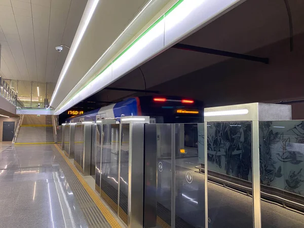 Yeni mavi modern metro treni hızlı hızlı güvenli büyük şehirde tren istasyonundaki metro istasyonunda bekliyor..
