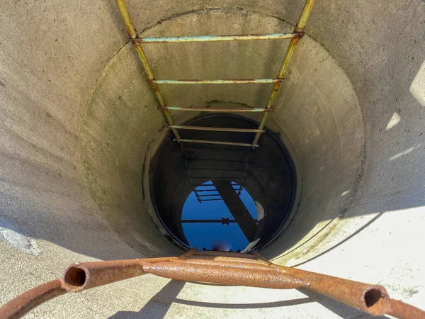Ein Großer Runder Tiefer Brunnen Aus Betonringen Mit Sauberem Brunnenwasser — Stockfoto