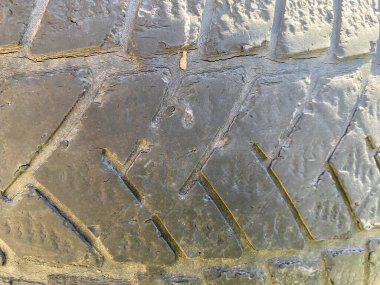 Kötü siyah, tekerlek ve tekerlekler üzerinde yıpranmış, hayatı mahvolmuş bir araba için..