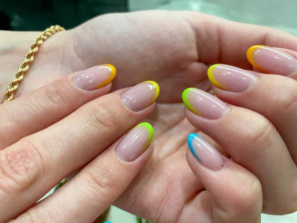 Colorida Manicura Multicolor Uñas Cortas Sobre Fondo Amarillo Nail Art —  Fotos de Stock