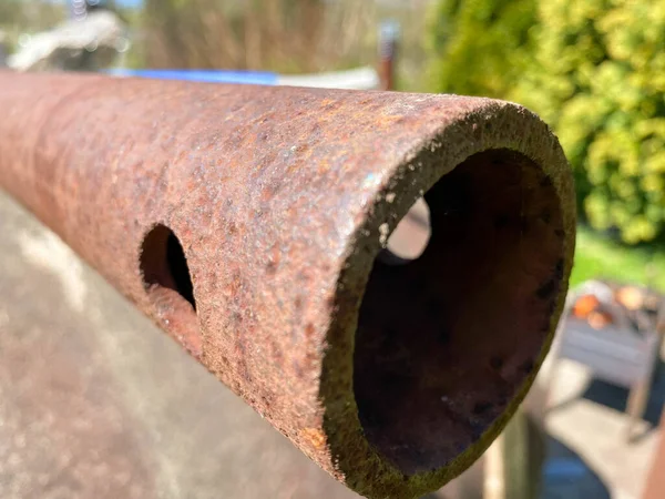Rusty Ferro Metallo Tubo Industriale Grande Diametro Vecchio Con Fori — Foto Stock