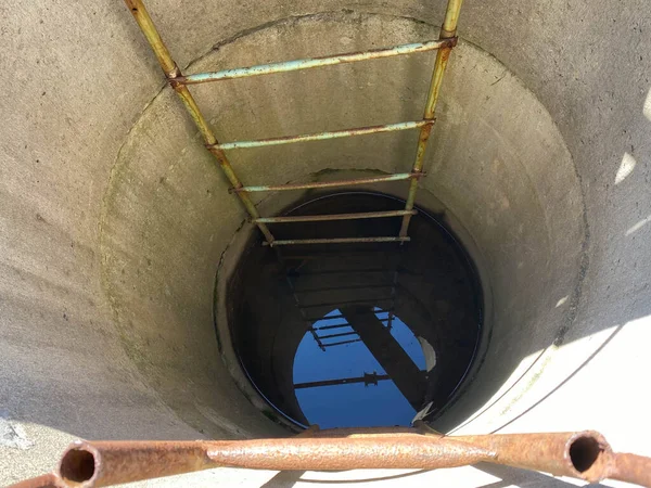 Fatto Casa Bene Anelli Cemento Sono Installati Nel Cortile Della — Foto Stock