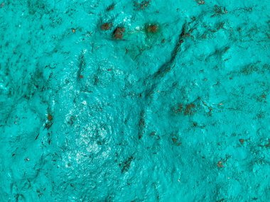 Yeşil boyayla boyanmış güçlü doğal taşın yüzey dokusu. Arkaplan.