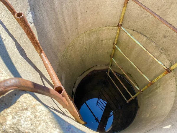 Tiefe Dunkle Brunnen Von Oben Nahaufnahme Der Betonringe Nach Unten — Stockfoto