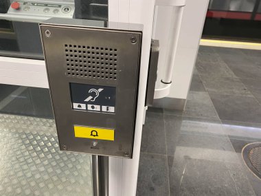Metroda geniş bir asansör için çağrı düğmesi ya da engelli insanlar için alışveriş merkezi ve engelsiz insanlar için şehirde bariyersiz bir ortam.