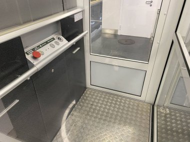 Engelli ve engelli insanlar için metroda ya da alışveriş merkezinde geniş kapsamlı bir asansör ve engelsiz şehir ortamı için engelliler.