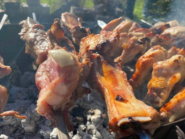 Shashlik Marinado Preparando Uma Grelha Churrasco Sobre Carvão Vegetal Shashlik — Fotografia de Stock