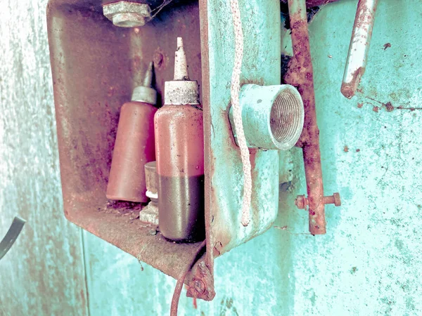 Παλιά Μικρά Βάζα Είναι Βρώμικα Μηχανουργημένο Καφέ Βιομηχανικό Λάδι Λάδι — Φωτογραφία Αρχείου