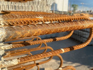 Metal paslı beton takviyesi beton ve endüstriyel güçlendirilmiş beton levhalar bina ve yapılarda kullanılır..