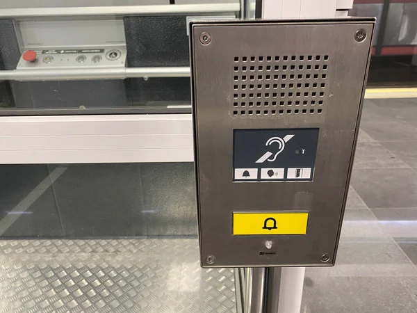 地下鉄やショッピングセンターで障害者や障害者のための包括的なエレベーターのための大規模なコールボタンは 市内のバリアフリー環境のために — ストック写真