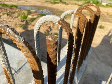 Metal paslı beton takviyesi beton ve endüstriyel güçlendirilmiş beton levhalar bina ve yapılarda kullanılır..