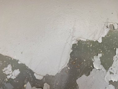 Çarşafın metal demir yüzeyi paslanmış ve gri boyayla boyanmış eski püskü püskü püskü püskü bir döküntü. Arka plan. Doku.