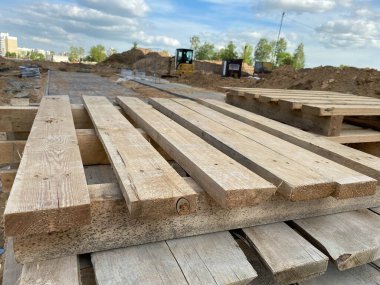 Bir sürü palet stok, depo paletleri, mavi ahşap paletler.