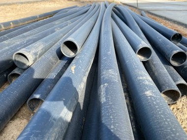 Sokakta rulo içinde gaz polipropilen boru, siyah plastik borular..