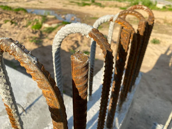 Metal paslı beton takviyesi beton ve endüstriyel güçlendirilmiş beton levhalar bina ve yapılarda kullanılır..