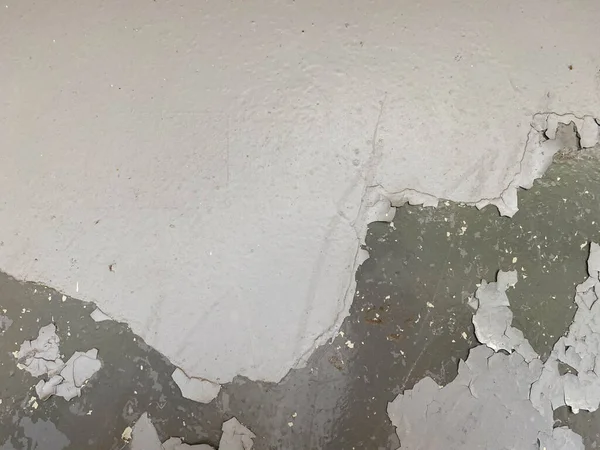 Çarşafın metal demir yüzeyi paslanmış ve gri boyayla boyanmış eski püskü püskü püskü püskü bir döküntü. Arka plan. Doku.