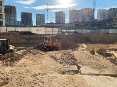 Büyük nüfusun yoğun olduğu bir şehirde yeni binaların tamiri sırasında vinçleri ve inşaat ekipmanlarıyla birlikte beton monolitik yapılardan oluşan büyük ve büyük bir inşaat alanı..