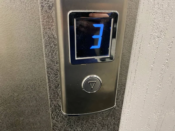 금속성 광택이 현대적 엘리베이터 버튼을 추가하여 표시가 건물에 전시되어 — 스톡 사진