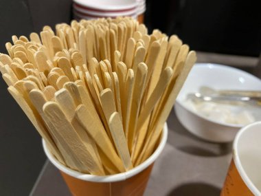 Kahve ve organik ürünleri karıştırmak için kullanılan tahta çubuklar..