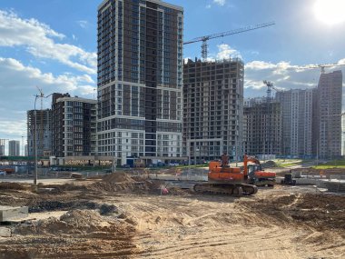 Endüstriyel inşaat ekipmanları ve büyük yüksek binalar kullanılarak büyük modern monolitik çerçeve evler inşa ediliyor..