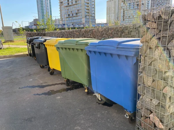Siyah, sarı, yeşil ve mavi plastik büyük modern kaplar ayrı toplama ve daha sonra şehrin yeni bir bölgesinde atıkların ekolojik geri dönüşümü için.