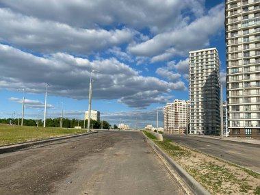Büyük nüfusun yoğun olduğu bir şehirde yeni binaların tamiri sırasında vinçleri ve inşaat ekipmanlarıyla birlikte beton monolitik yapılardan oluşan büyük ve büyük bir inşaat alanı..
