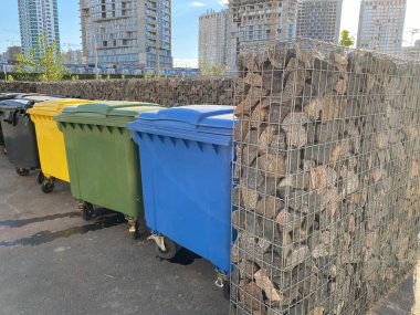 Ayrı atık toplama için çok renkli plastik kaplar.