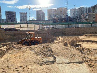 Büyük nüfusun yoğun olduğu bir şehirde yeni binaların tamiri sırasında vinçleri ve inşaat ekipmanlarıyla birlikte beton monolitik yapılardan oluşan büyük ve büyük bir inşaat alanı..