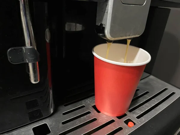 Zbliżenie Espresso Nalewanie Ekspresu Kawy Kartonie Kubek Wynos Płytkie Skupienie — Zdjęcie stockowe