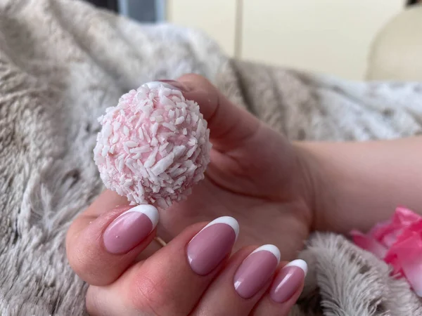 Una Hermosa Mano Femenina Con Uñas Rosadas Manicura Sostiene Hermoso —  Fotos de Stock