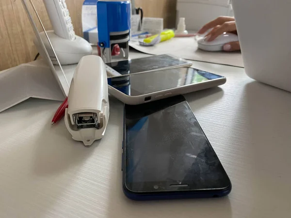 Dwa Działające Telefony Komórkowe Ekranem Dotykowym Smartfony Leżą Stole Biurze — Zdjęcie stockowe