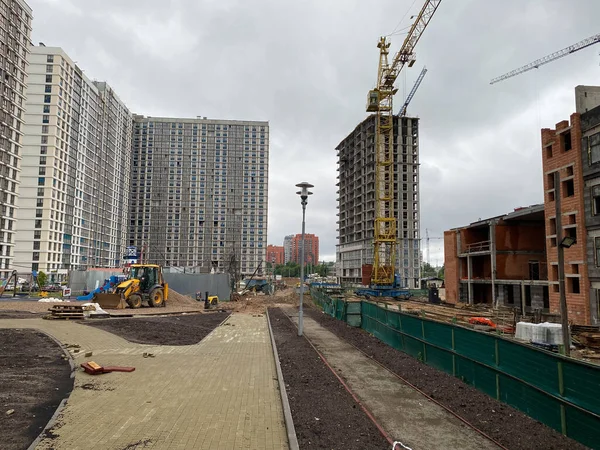 Строительство Нового Микрорайона Высокими Домами Новых Зданий Развитой Инфраструктурой Помощью — стоковое фото