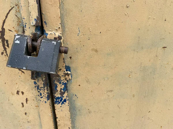 Jaune Vieille Feuille Métal Cadenas Rayé Surface Rouillée Fer Avec — Photo