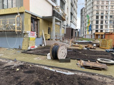 Monolitik çerçeve inşaat teknolojisi kullanılarak yapılan yeni bir binanın ön cephesinin beşiğinde mineral yünü yalıtımı ile bitiriliyor..