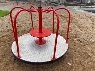 Şehrin eski bir yerleşim bölgesinde yeni bir çocuk parkında yeni bir atlıkarınca. Şehrin yerleşim alanlarının altyapısının geliştirilmesi.