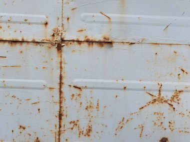 Arkaplan olarak kullanılabilecek çizik ve çatlaklarla metal doku.