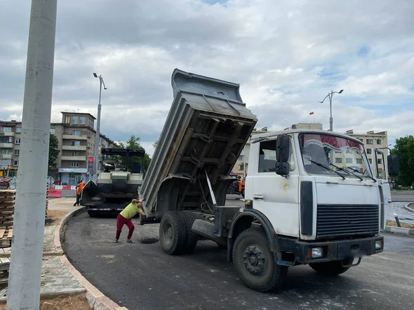 Trabajadores Construcción Carreteras Reparando Carretera Soleado Día Verano Cargadores Camiones — Foto de Stock