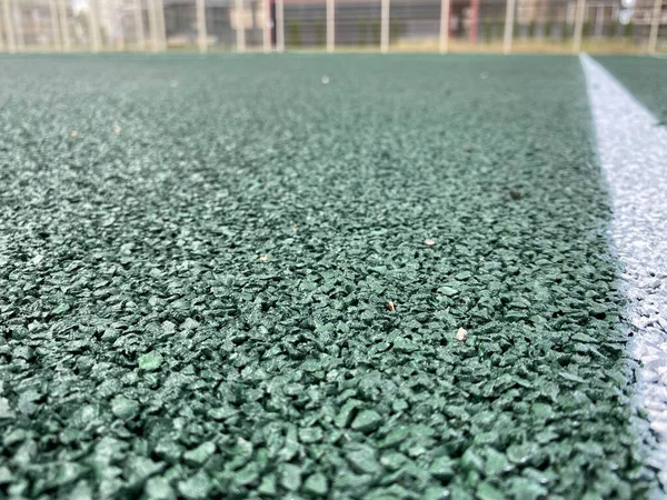Grüner Gummibelag Eines Tennisplatzes Antitraumatische Sicherheitsplatte Auf Einem Trainingssportplatz Einem — Stockfoto