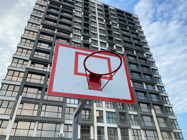 Basketbol Sokak Basketbolu Için Evin Açık Avlusunda Basketbol Potası Olan — Stok fotoğraf