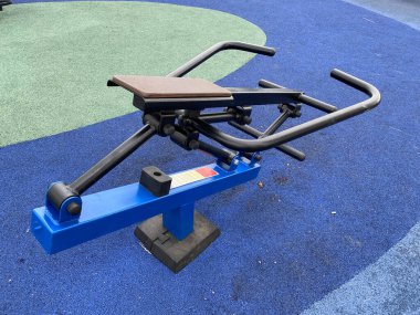 Atletizm eğitimi için arka planda mavi renkli spor barları. Açık havada spor aletleri. Seçici odaklı ve son derece bulanık arkaplanı olan makro fotoğraf.