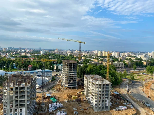 Вид Багатоповерховий Житловий Будинок Серед Котеджів Початковий Етап Багатоквартирного Будинку — стокове фото