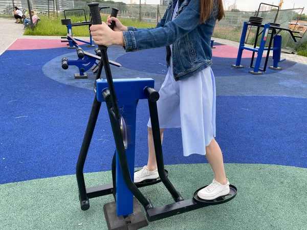 Eine Frau Treibt Sport Auf Einem Neuen Modernen Blauen Fitness — Stockfoto