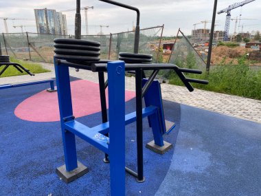 Okulun avlusunda yeni bir eğitim kompleksi. Fiziksel spor için açık alan.