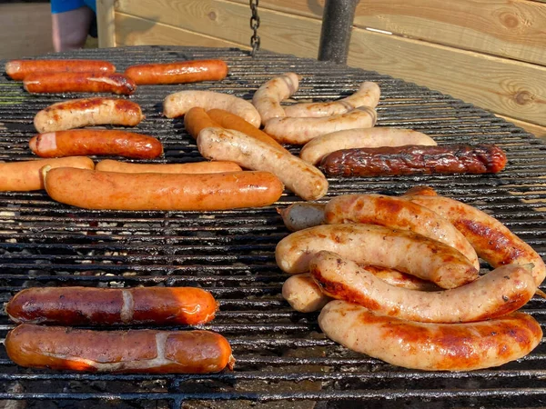 Gegrilde Worsten Kookworstjes Een Open Vuur — Stockfoto