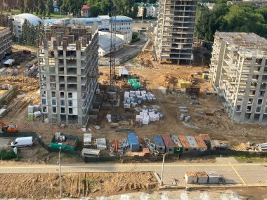 İnşaat vinci inşaat halindeki evin yanında. Yükseklik, hava manzaralı..