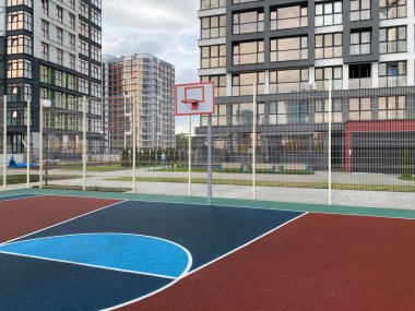 Boş bir spor topu, futbol sahası ve boş bir apartmanın bahçesinde terk edilmiş çocukların oyun alanı..