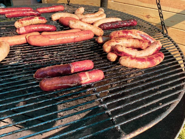 Cozinhe Prepara Frite Churrasco Pão Salsichas Para Cachorro Quente — Fotografia de Stock