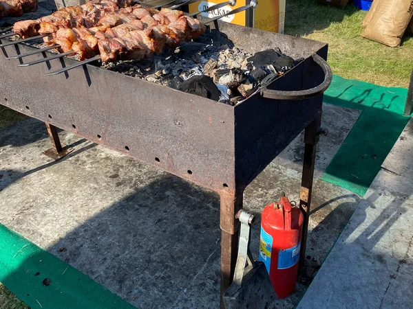 Stor Jern Grill Grill Udendørs Fri Luft Musikfestival Rød Ildslukker - Stock-foto