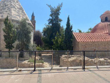 Kırmızı kiremit çatılı eski taş köy..